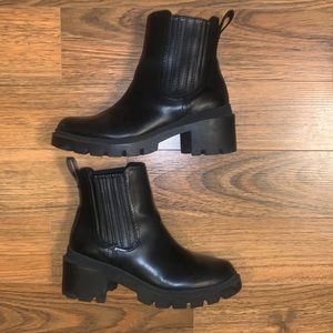 Universal Thread Naya Heeled Chelsea Boots Size 9